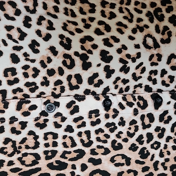 Torrid size 1 Mobwife leopard print crepe tie front button sleeveless top - Picture 5 of 7